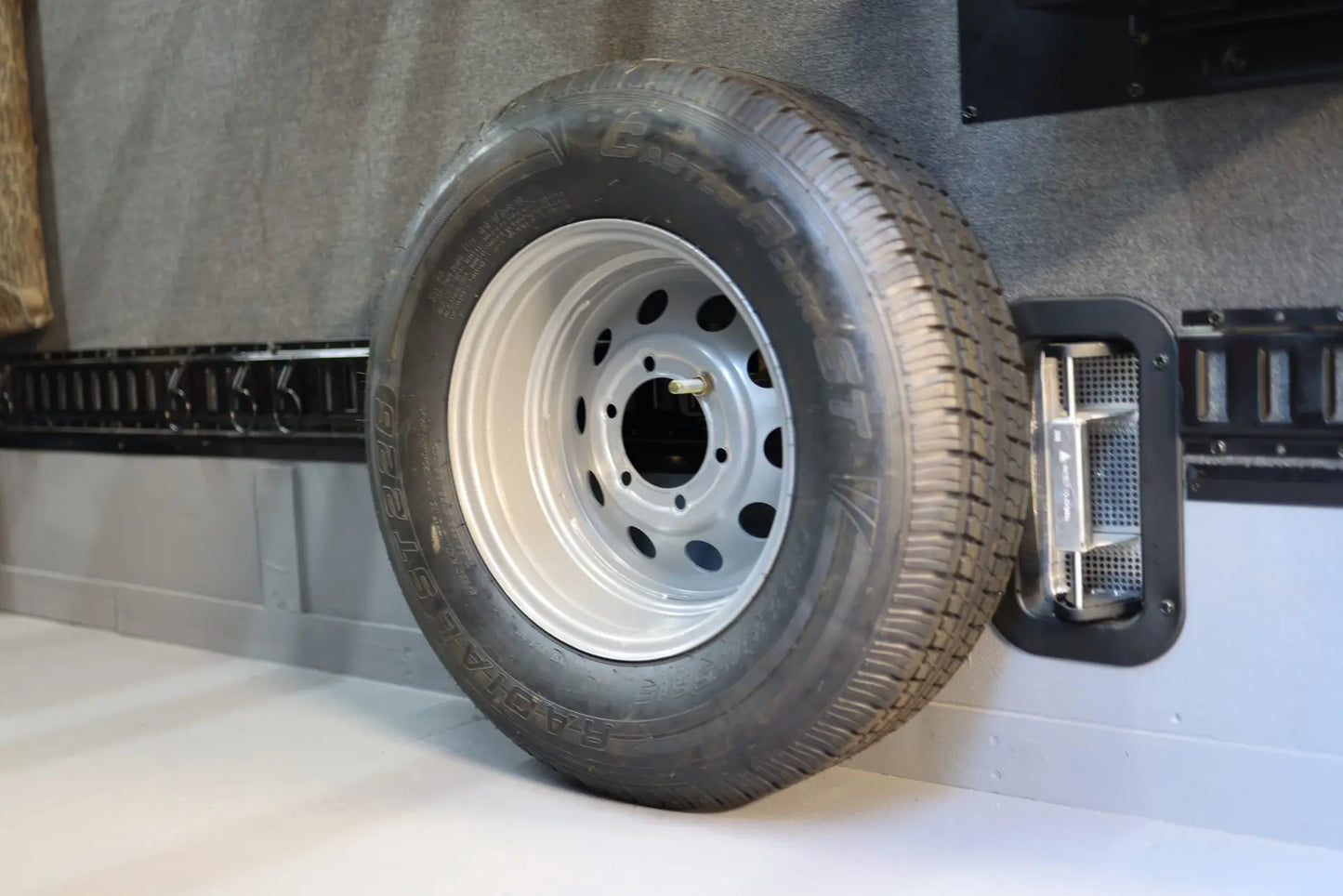 E Track Spare Tire Mount For Trailers W/ 5" Bolt Hanger